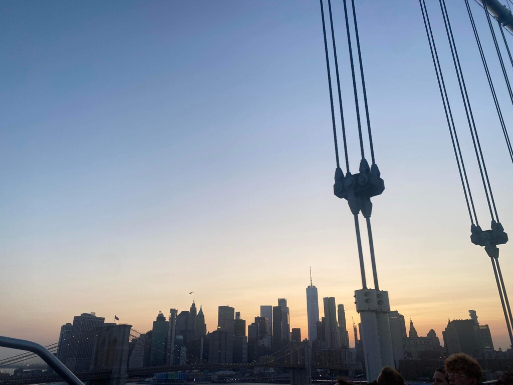 Manhattan Skyline and the Magnificent Manhattan Bridge: A Captivating Evening Experience